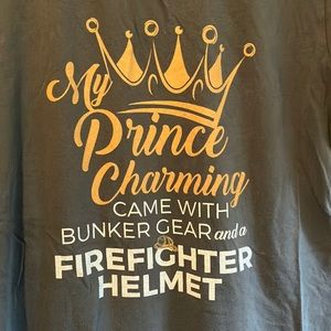 Ladies tshirt. Fits like a medium.